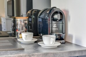 Réfrigérateur, micro-ondes, plaque de cuisson, cafetière/bouilloire