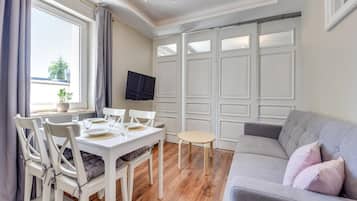 Economy Studio Suite, Courtyard View | Living room | Flat-screen TV