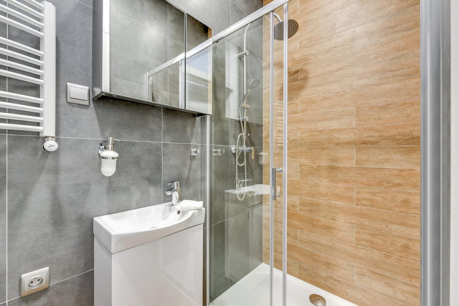 Economy-Studiosuite, Blick auf den Innenhof | Badezimmer