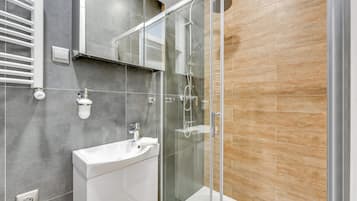 Economy-Studiosuite, Blick auf den Innenhof | Badezimmer