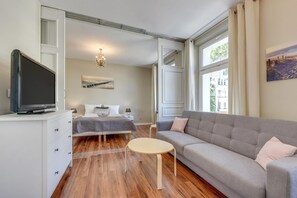 Een strijkplank/strijkijzer, babybedden, gratis wifi, beddengoed