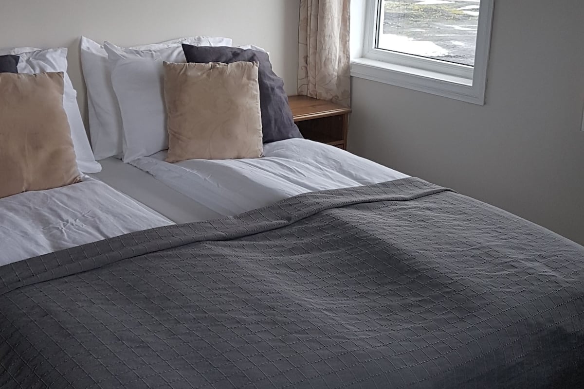 Cortinas blackout, insonorización y tabla de planchar con plancha