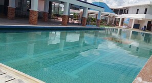 Una piscina techada, una piscina al aire libre