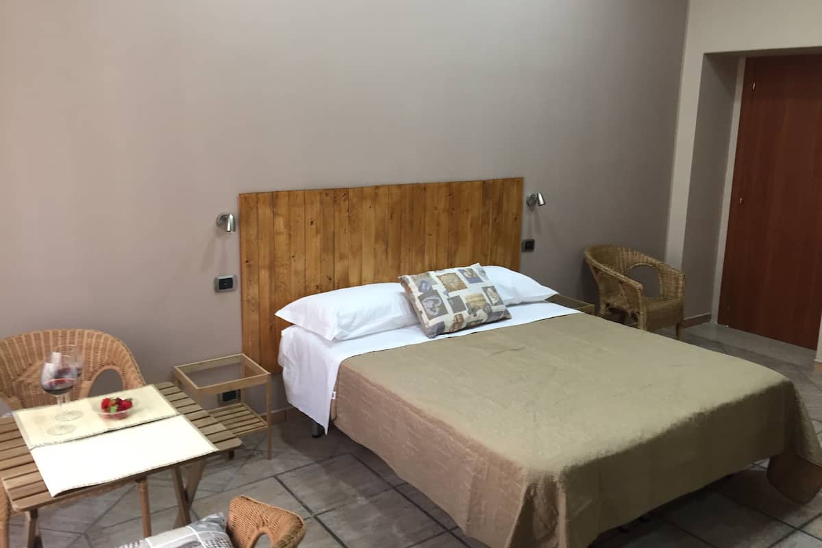 Triple Room, Non Smoking | Desk, free WiFi, bed sheets
