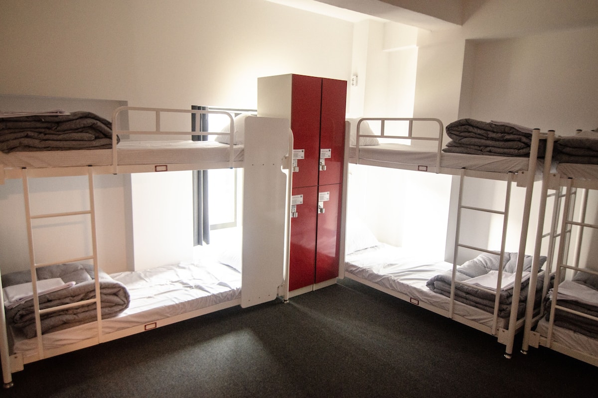 Ropa de cama de alta calidad, cortinas blackout y insonorización