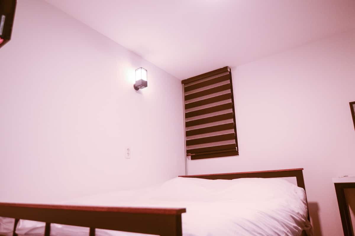 Ropa de cama de alta calidad, cortinas blackout y insonorización