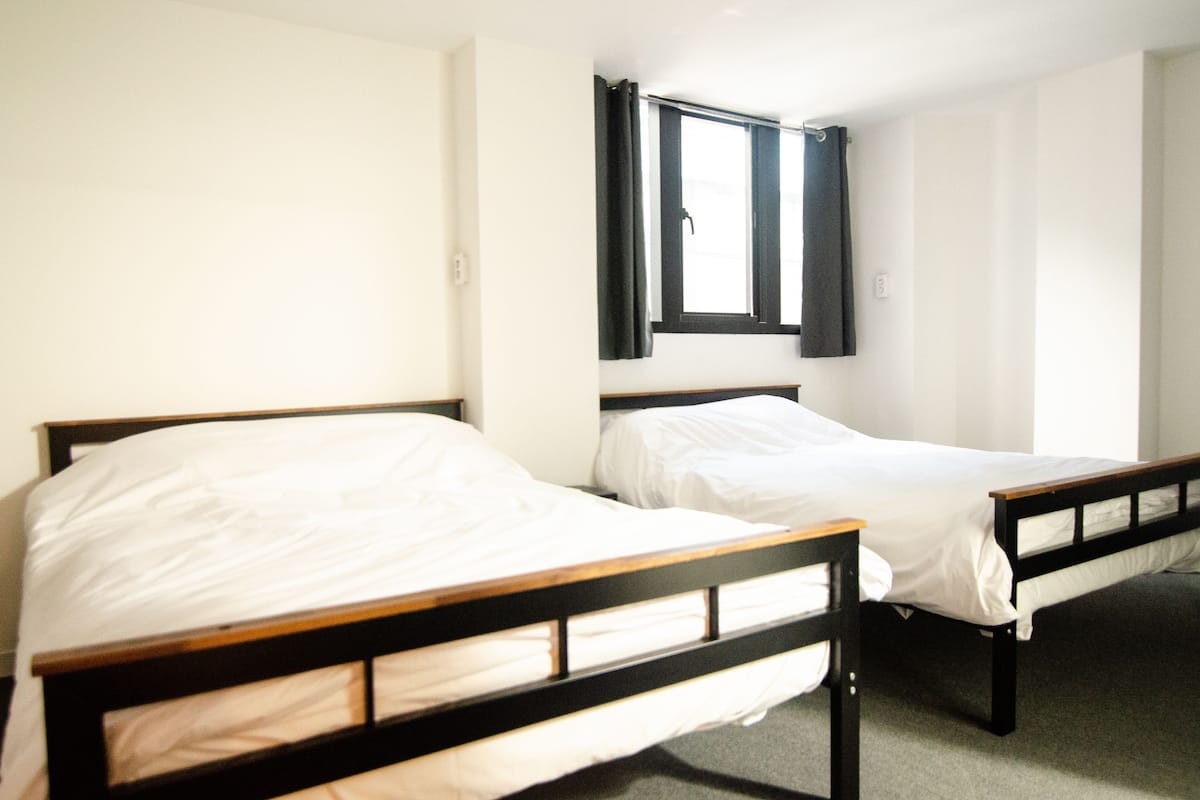 Ropa de cama de alta calidad, cortinas blackout y insonorización