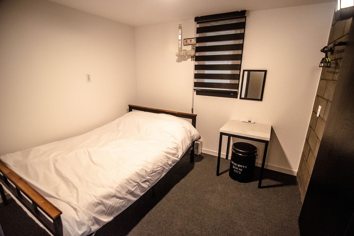 Ropa de cama de alta calidad, cortinas blackout y insonorización