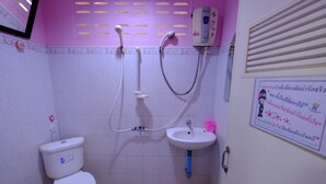 Standard-Doppelzimmer | Badezimmer | Dusche, kostenlose Toilettenartikel, Handtücher