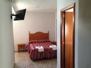 Escritorio, wifi gratis y ropa de cama