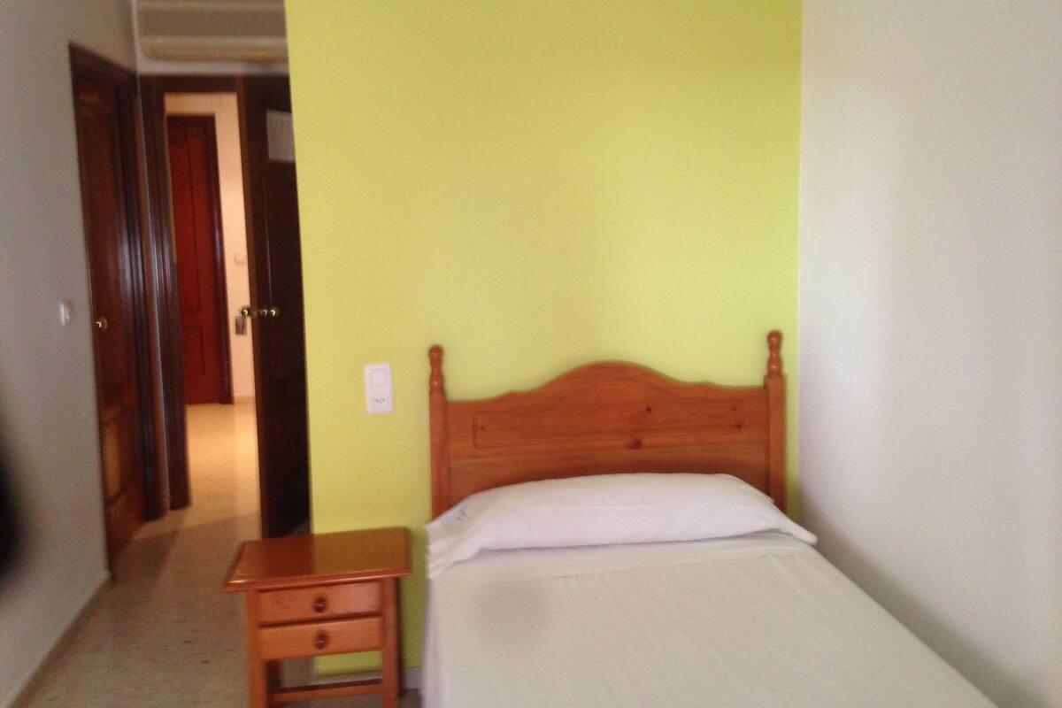 Escritorio, wifi gratis y ropa de cama