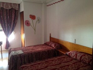 Escritorio, wifi gratis y ropa de cama