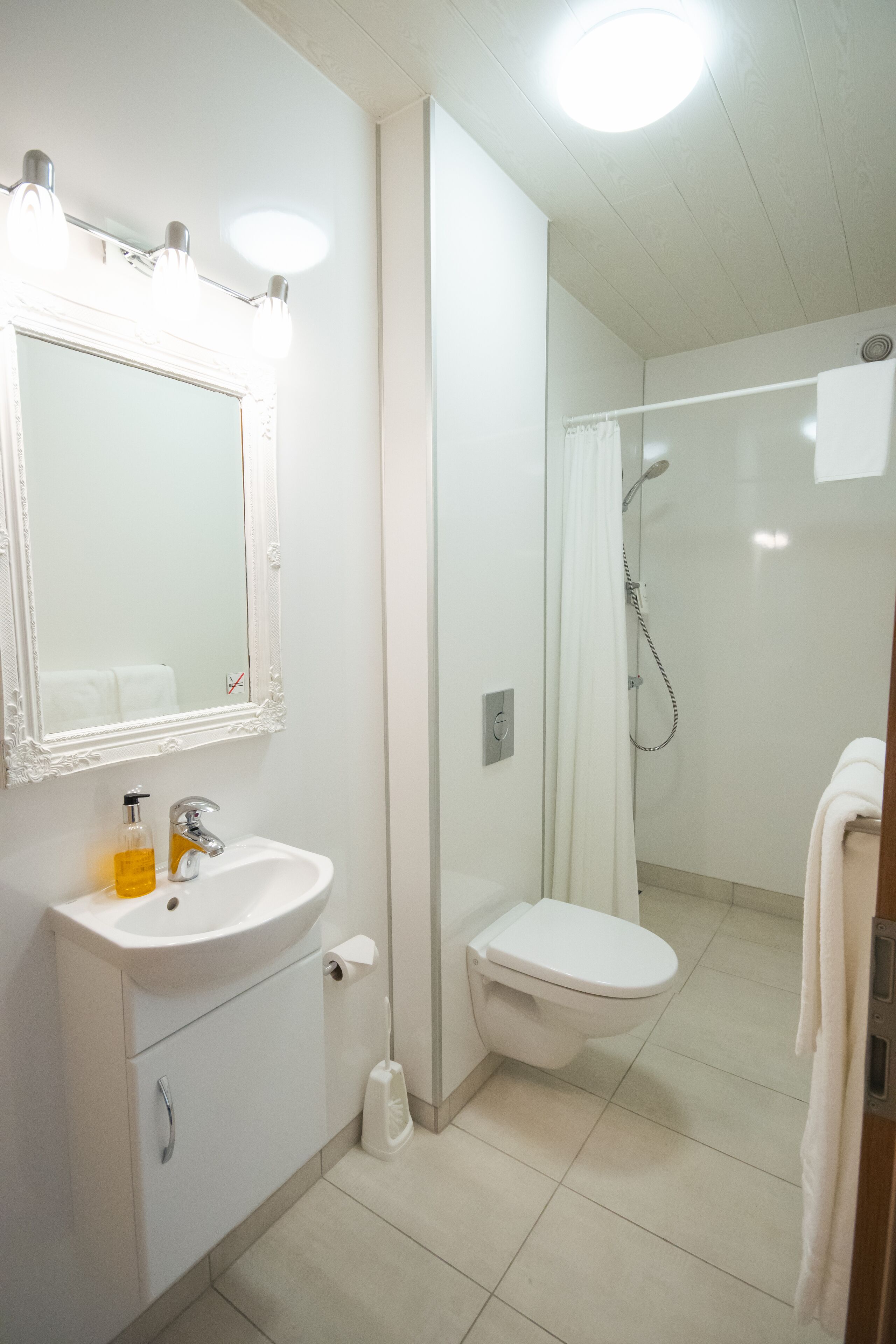 Standard Double or Twin Room, Private Bathroom | Bathroom | Shower, free toiletries, hair dryer, towels