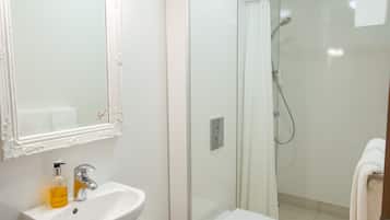 Standard Double or Twin Room, Private Bathroom | Bathroom | Shower, free toiletries, hair dryer, towels