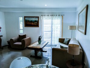 Familienapartment, 5 Schlafzimmer | Wohnbereich | Flachbildfernseher