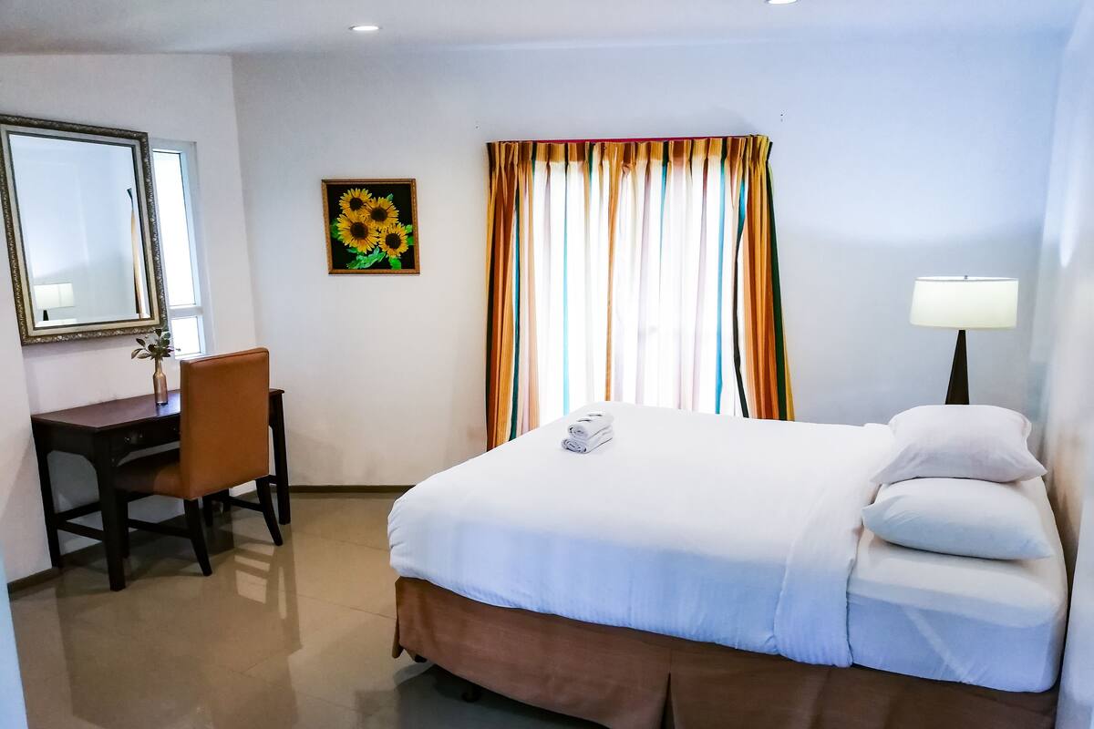 Apartment, 2 Bedrooms (Amethyst Cozy) | Desk, iron/ironing board, rollaway beds, free WiFi
