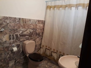 Douche, articles de toilette gratuits, sèche-cheveux