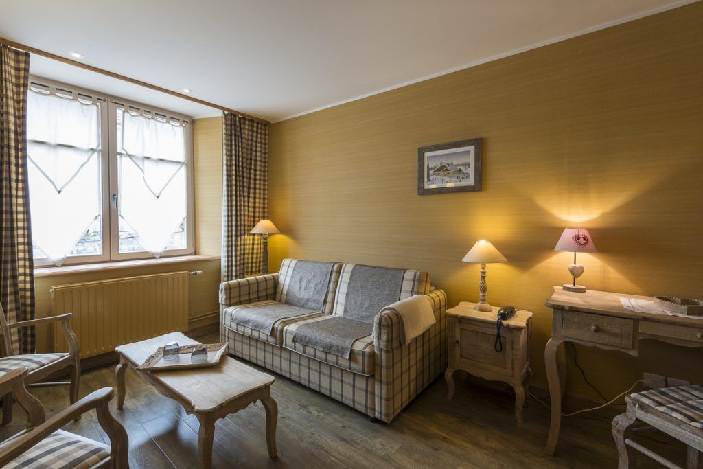 suite (chic montagne) | living room | flat-screen tv