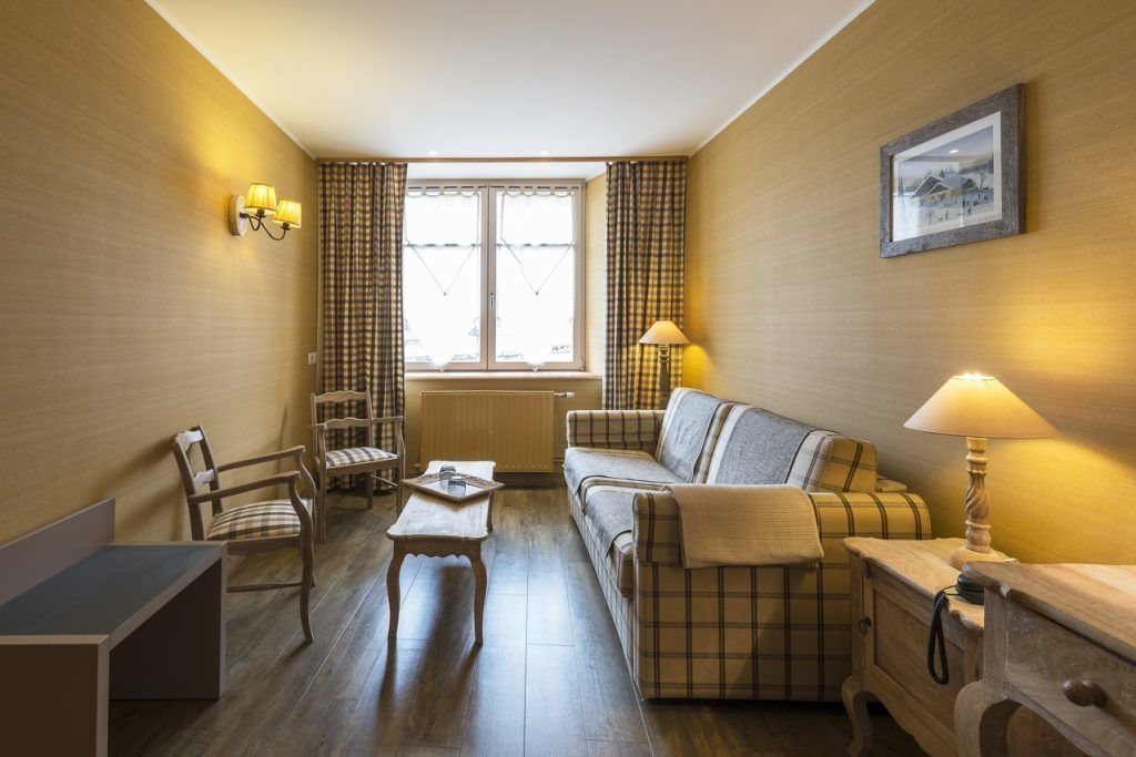suite (chic montagne) | living room | flat-screen tv