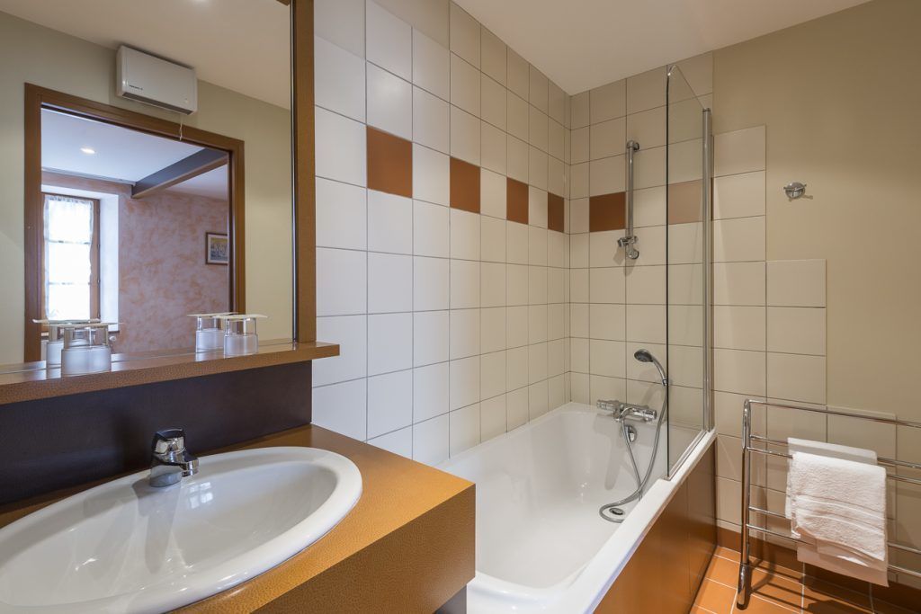 standard room (vintage) | bathroom | free toiletries, hair dryer, towels, soap