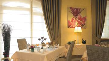 Bữa sáng buffet hàng ngày (15 EUR/mỗi người)