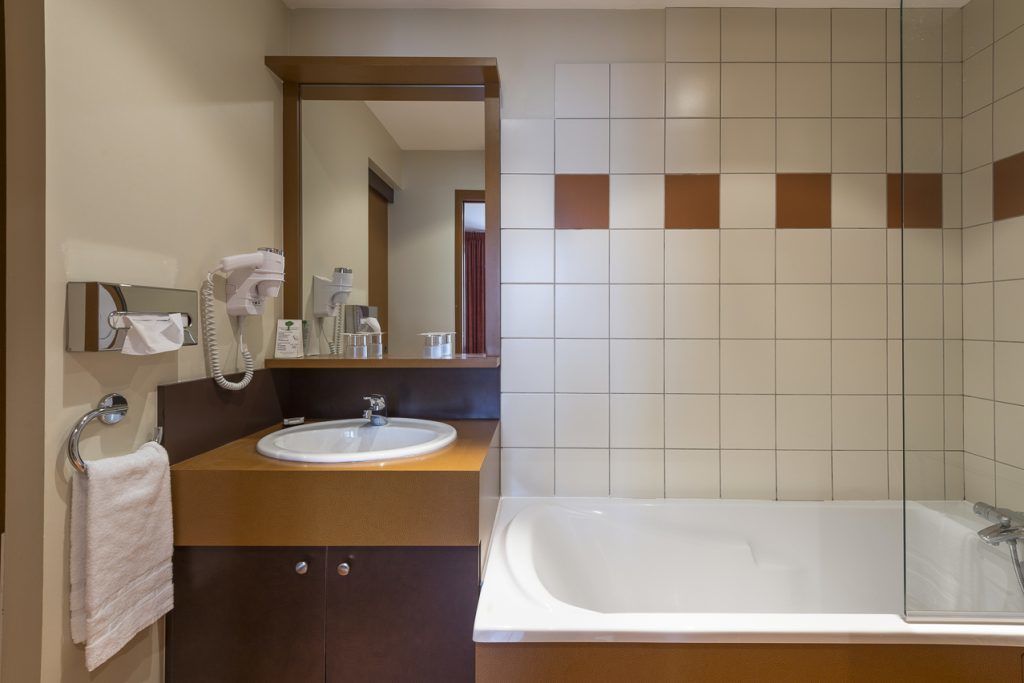 standard double room, bathtub (vintage) | bathroom | free toiletries, hair dryer, towels, soap