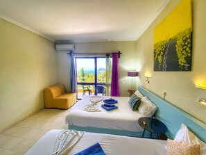 Triple Studio , Sea View  | Caja de seguridad en la habitación y escritorio 