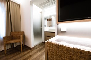 Brankas, meja kerja, kedap suara, dan tempat tidur bayi (biaya tambahan)