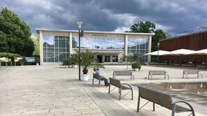 An outdoor plaza with benches, a fountain, and a building labeled "KONZERTHALLE". - Weinhotel Atrium (Bad Salzuflen)