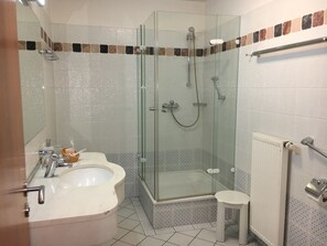 Comfort Apartment | Bathroom | Shower, free toiletries, hair dryer, towels - Weinhotel Atrium (Bad Salzuflen)