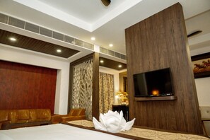 Studio Suite | Living room | Flat-screen TV