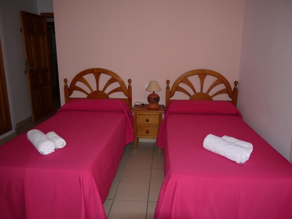Habitación con 2 camas individuales | Camas extra y wifi gratis