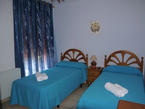 Habitación con 2 camas individuales | Camas extra y wifi gratis