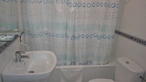 Habitación con 2 camas individuales | Baño | Tina, amenidades de baño gratuitas, bidet