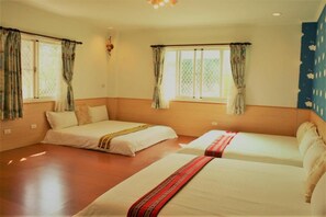A hotel room with two beds, a wooden floor, and a window with curtains. - Yishingarden B&B (Shoufeng)