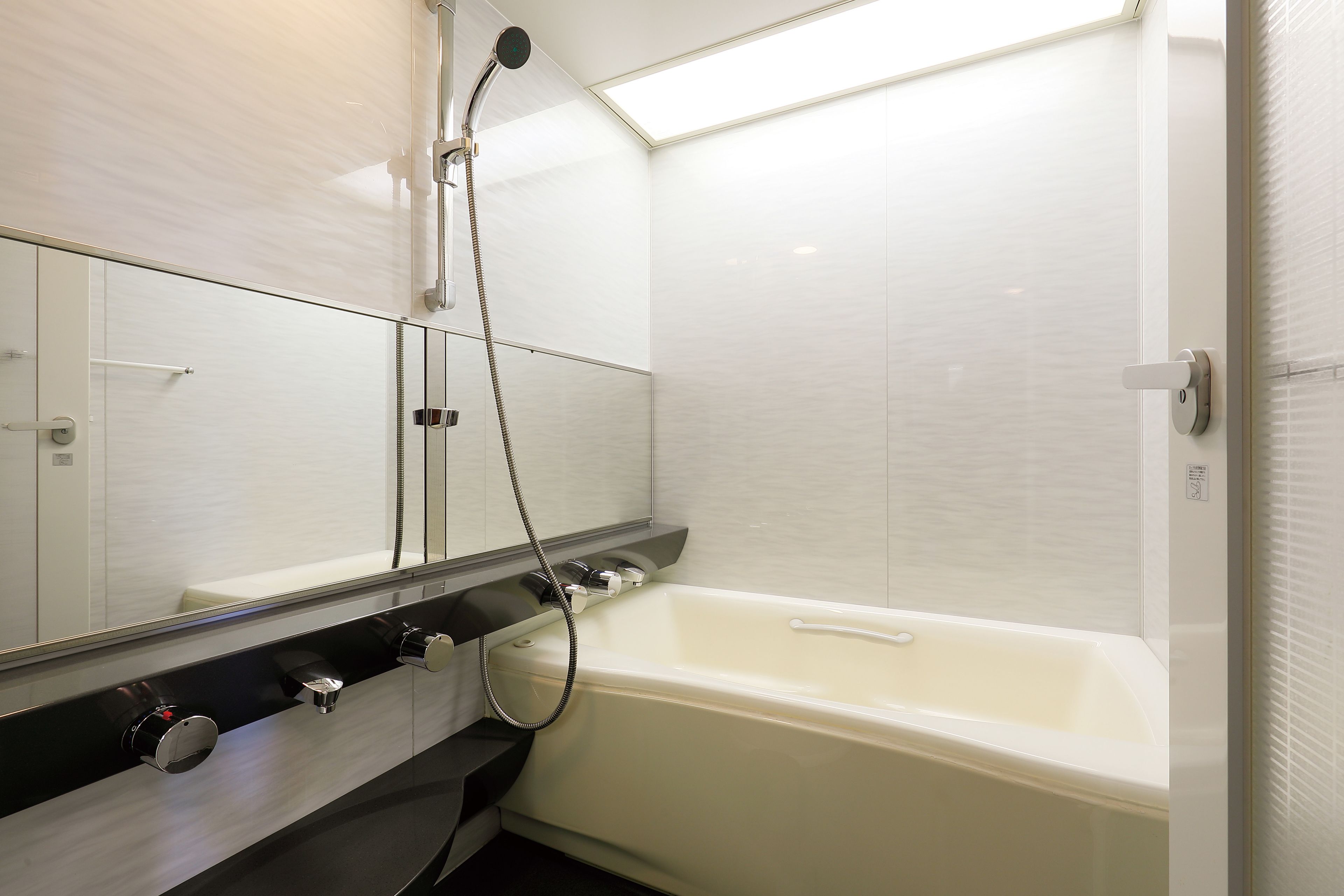 combined shower/bathtub, deep-soaking bathtub, free toiletries