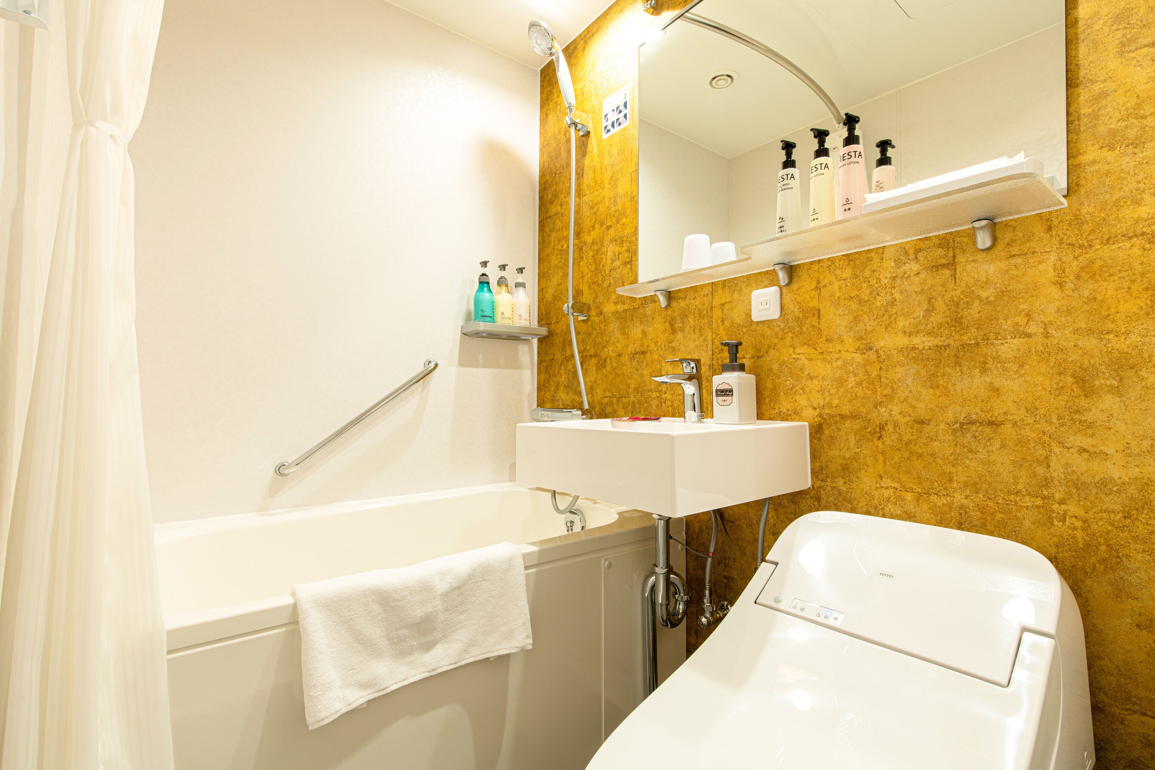 combined shower/bathtub, deep-soaking bathtub, free toiletries