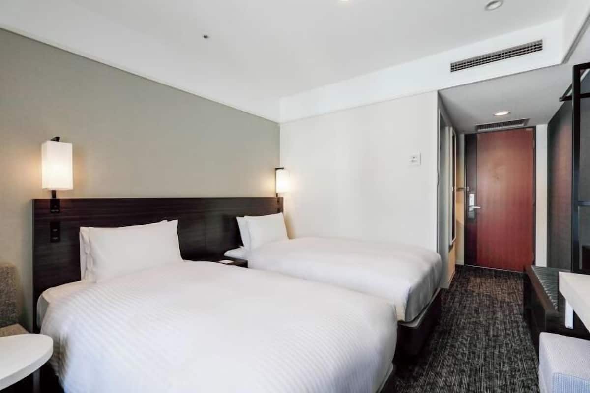 Premium bedding, down duvets, pillow-top beds, desk