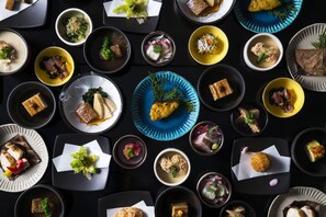 朝食 (ビュッフェ)、毎日提供 (1 名様 3300 JPY)