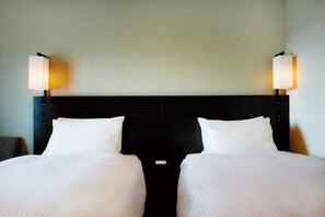 Premium bedding, down duvets, pillow-top beds, desk - Kyoto Yamashina Hotel Sanraku (Kyoto)