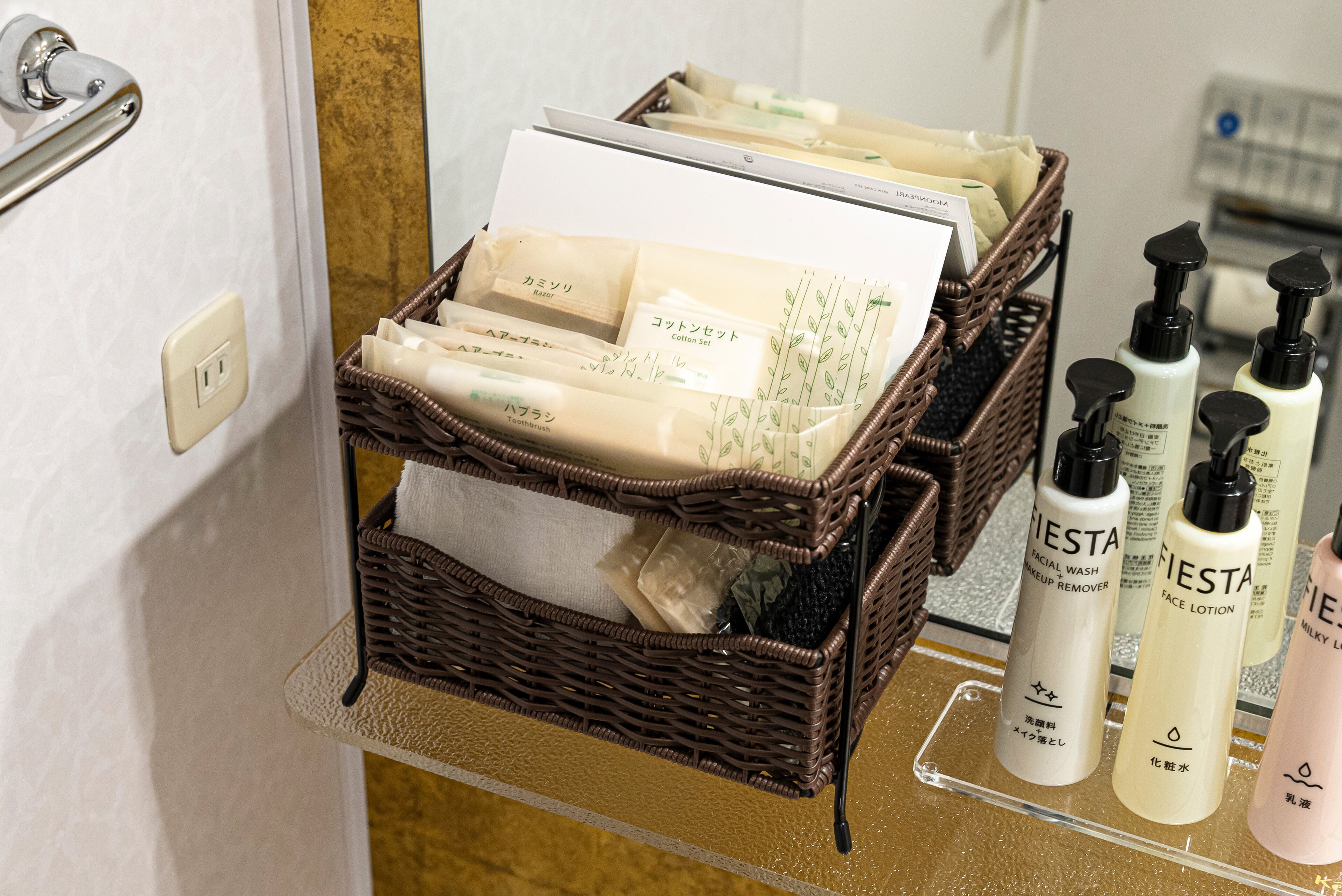 superior twin room, non smoking | bathroom | combined shower/bathtub, deep-soaking bathtub, free toiletries