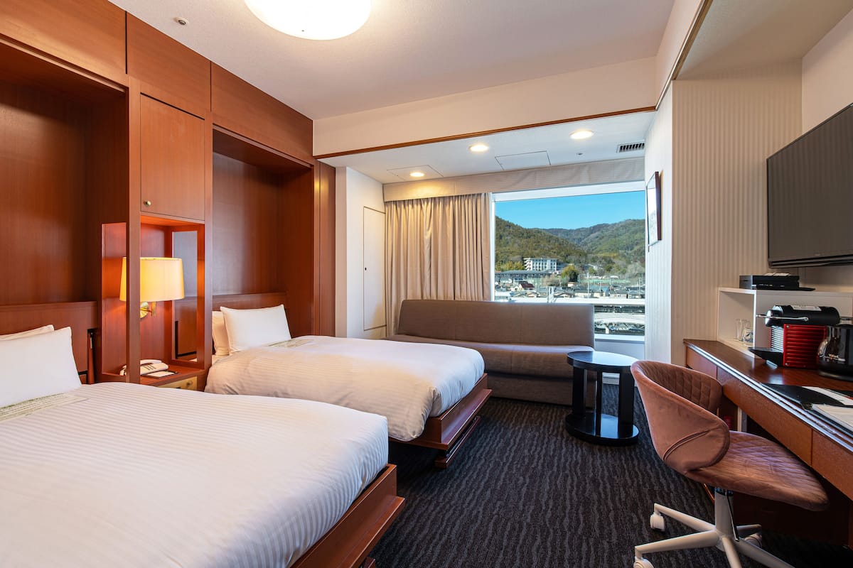 1 bedroom, premium bedding, down comforters, pillowtop beds