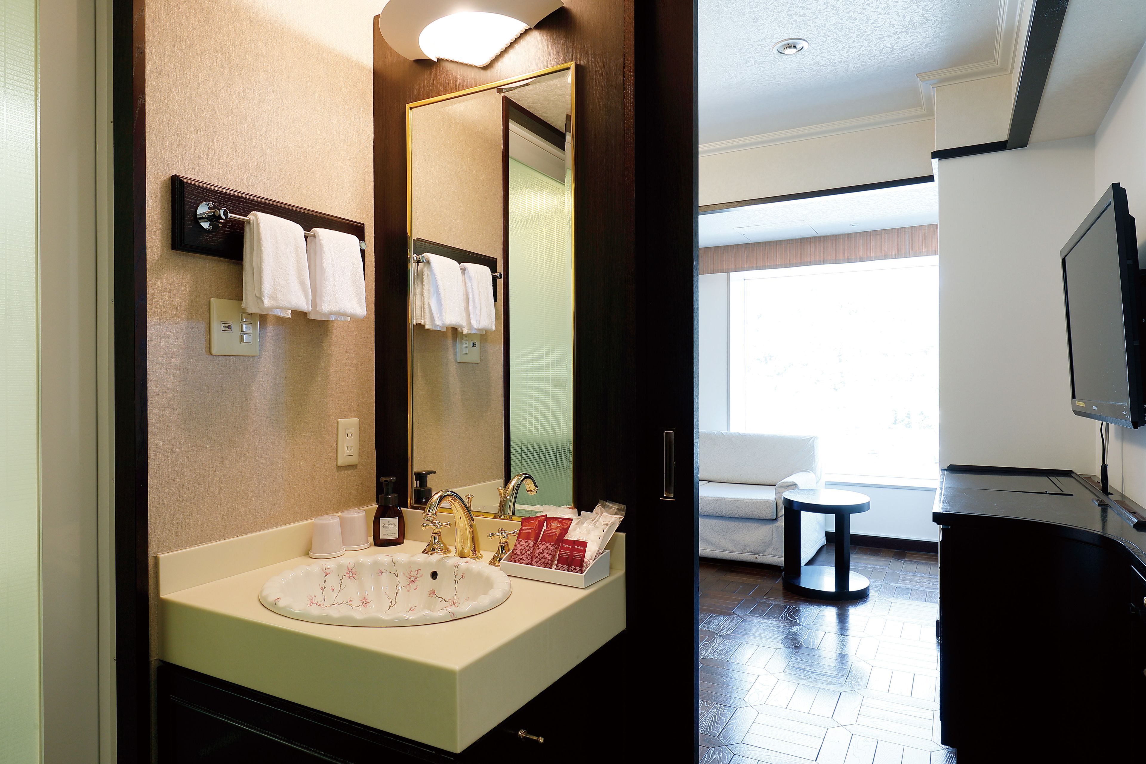 combined shower/bathtub, deep-soaking bathtub, free toiletries