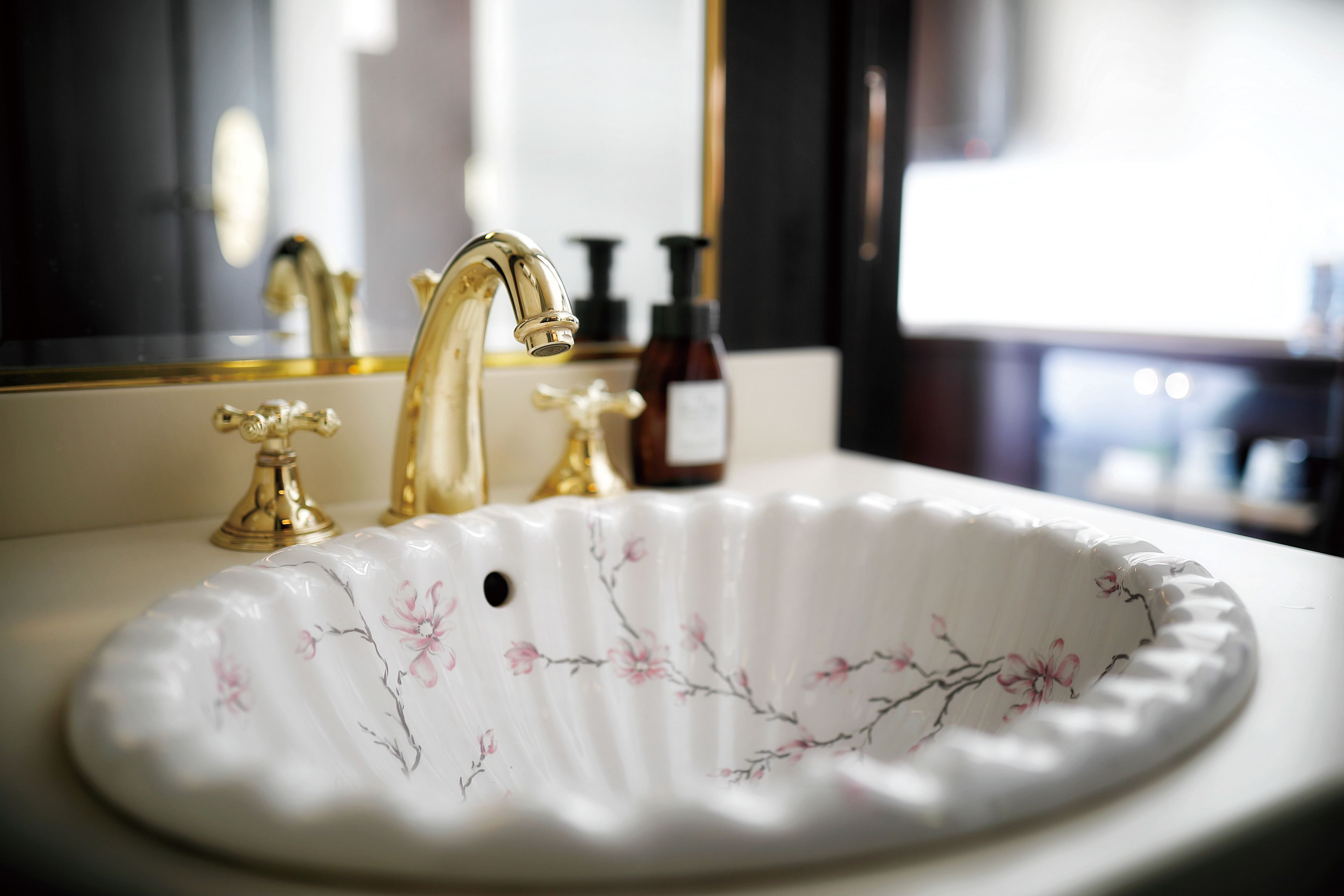 combined shower/bathtub, deep-soaking bathtub, free toiletries