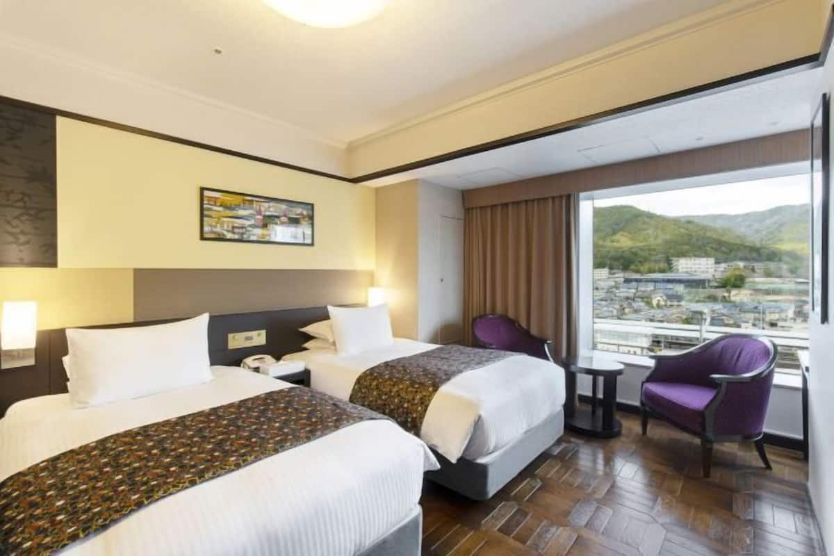 Premium bedding, down duvets, pillow-top beds, desk
