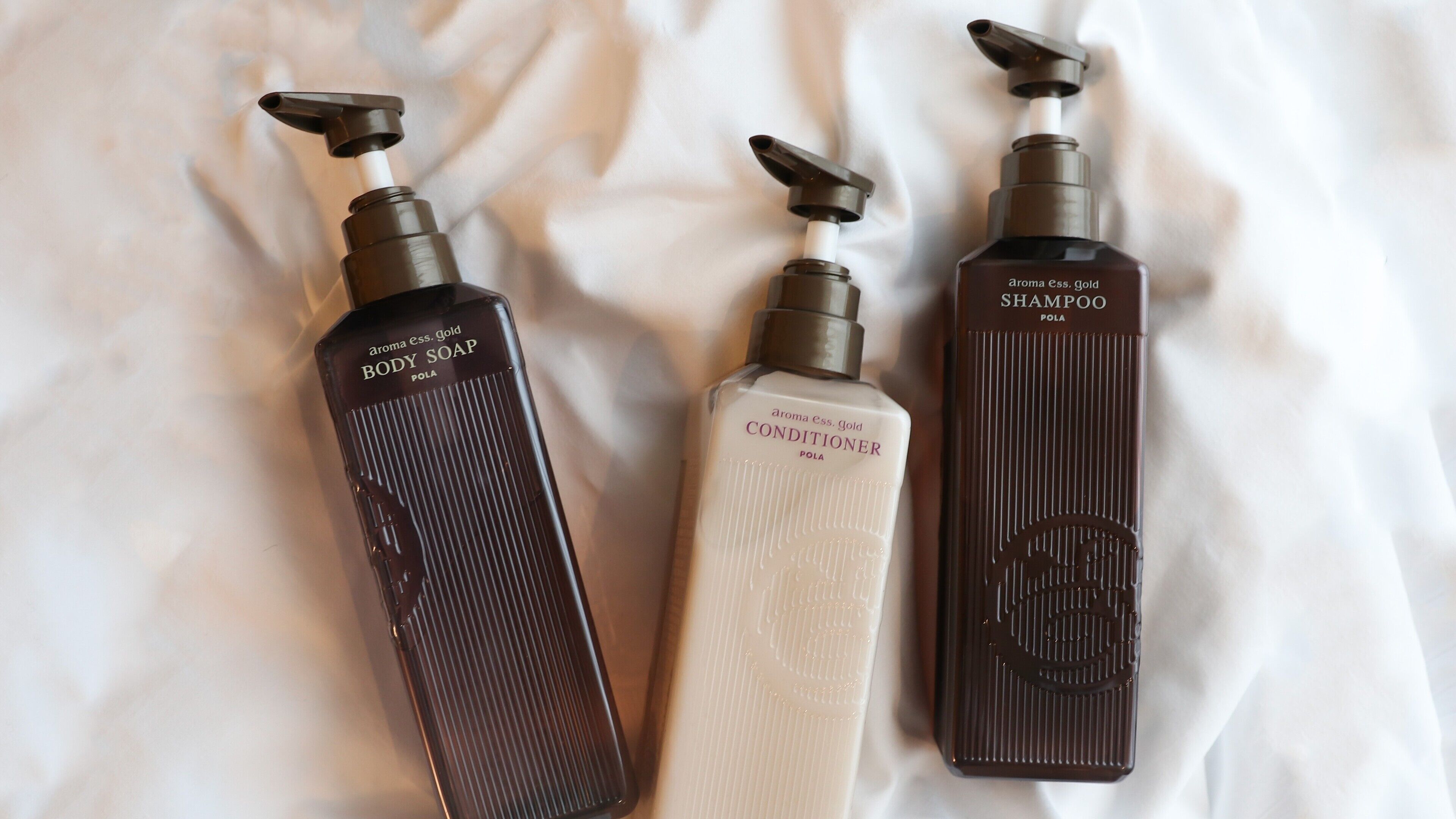 combined shower/bathtub, deep-soaking bathtub, free toiletries