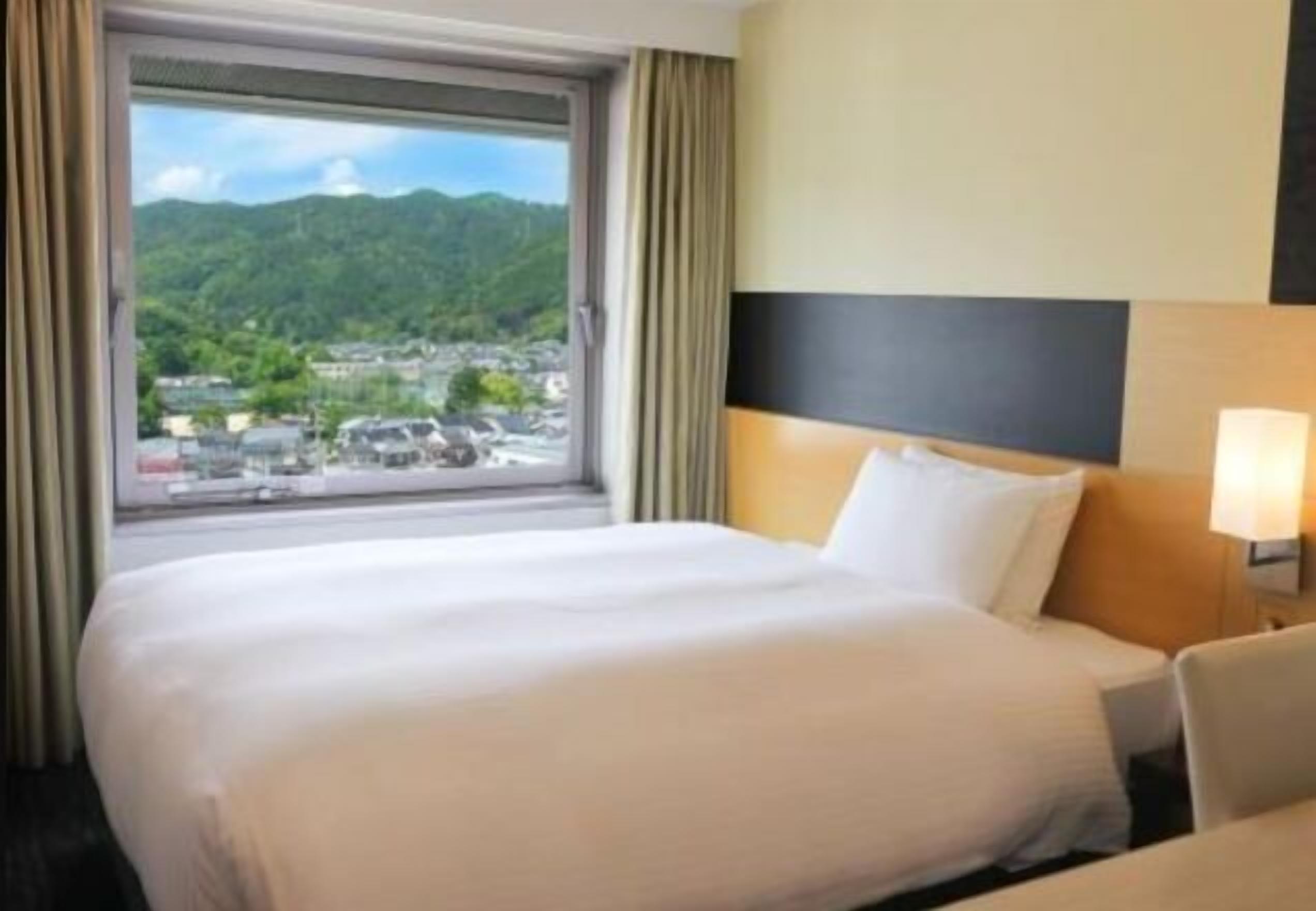 Luxe beddengoed, donsdekens, pillowtop-bedden, een bureau