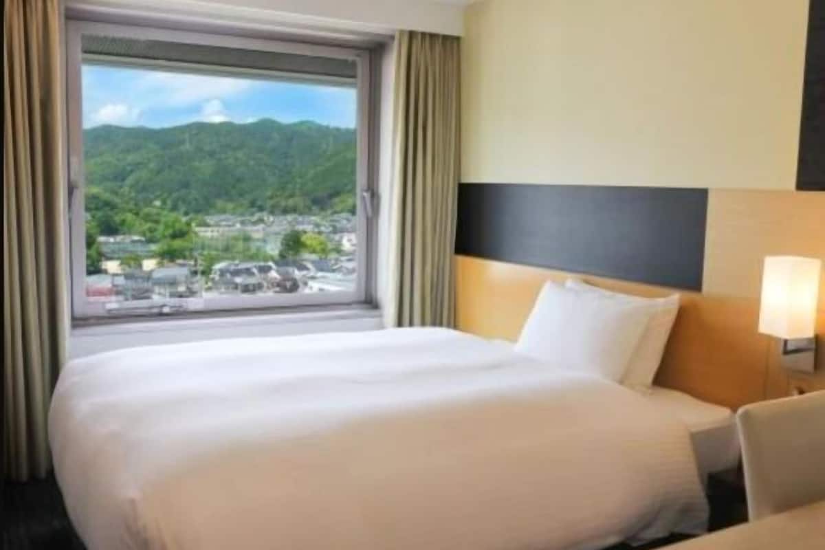 Premium bedding, down comforters, pillowtop beds, desk