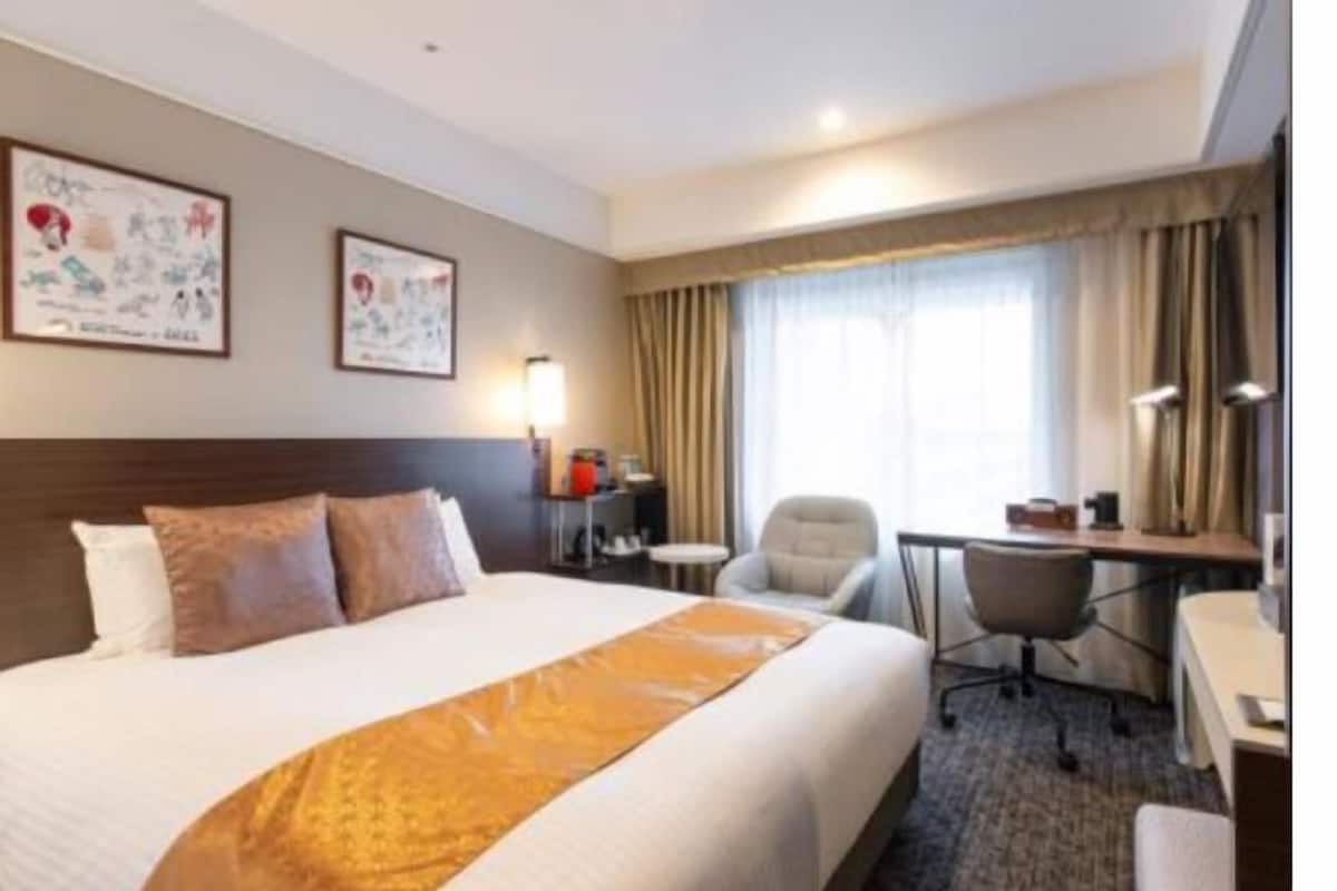 Premium bedding, down duvets, pillow-top beds, desk
