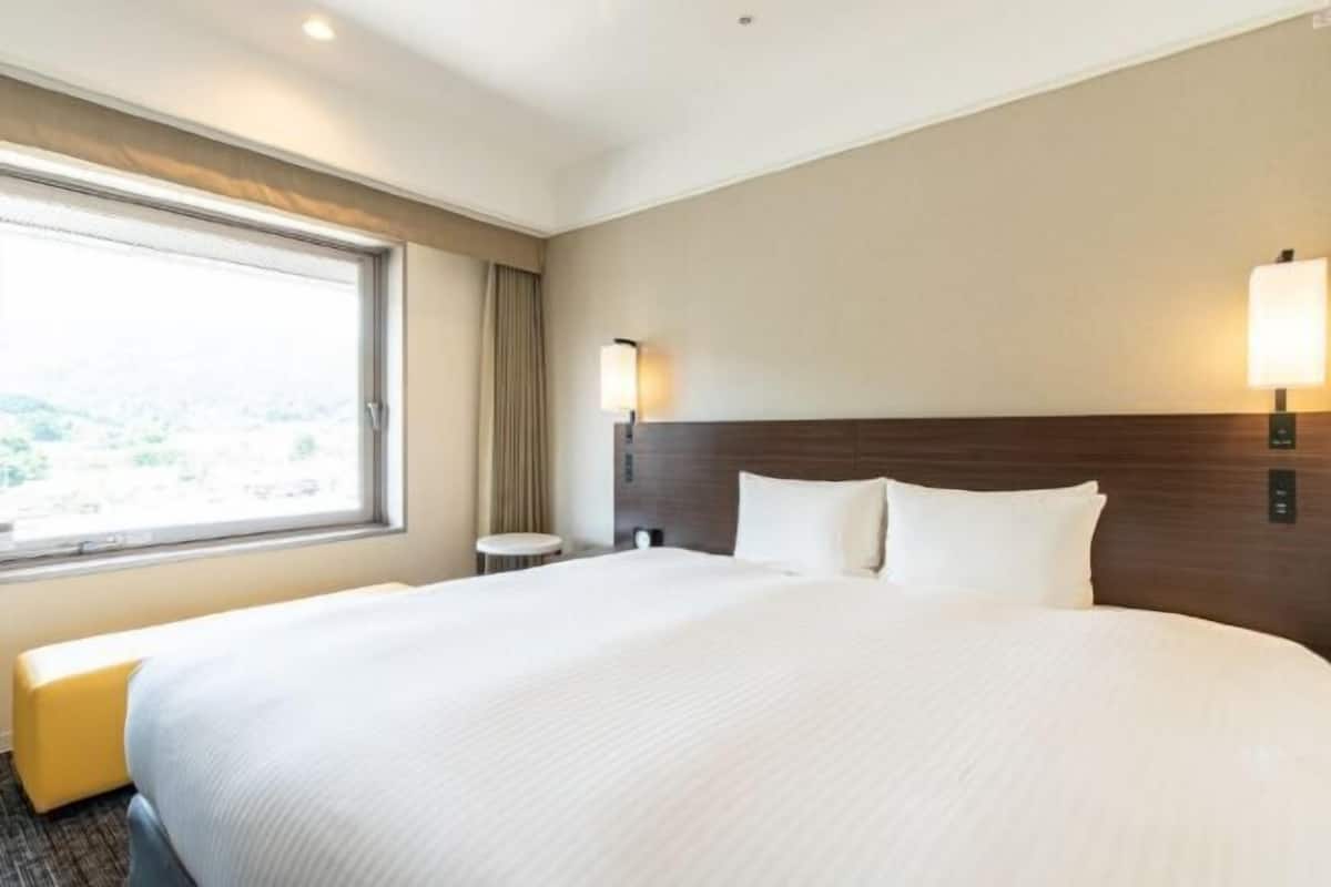 Premium bedding, down duvets, pillow-top beds, desk